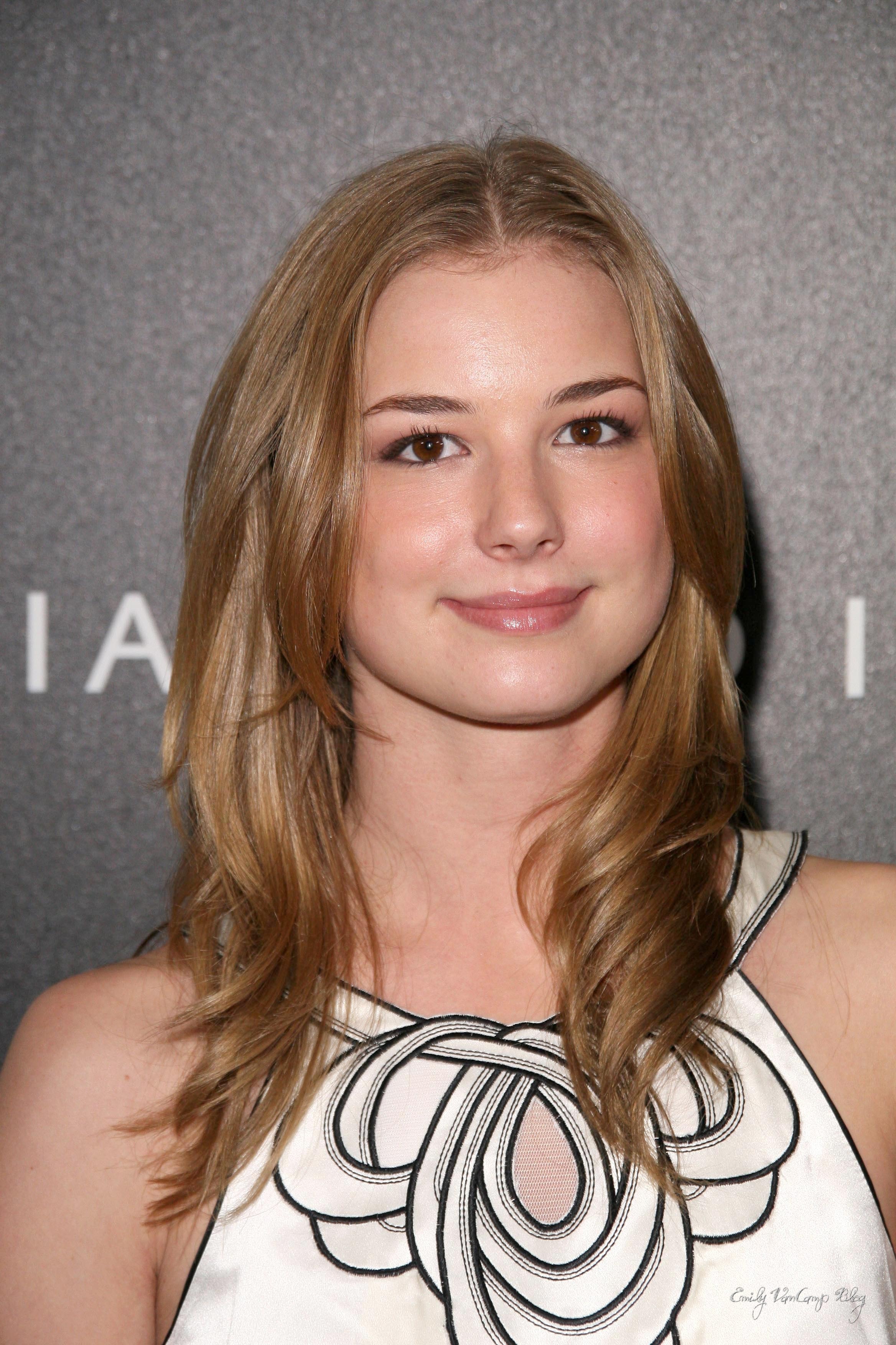 Emily VanCamp Wallpapers Images Photos Pictures Backgrounds