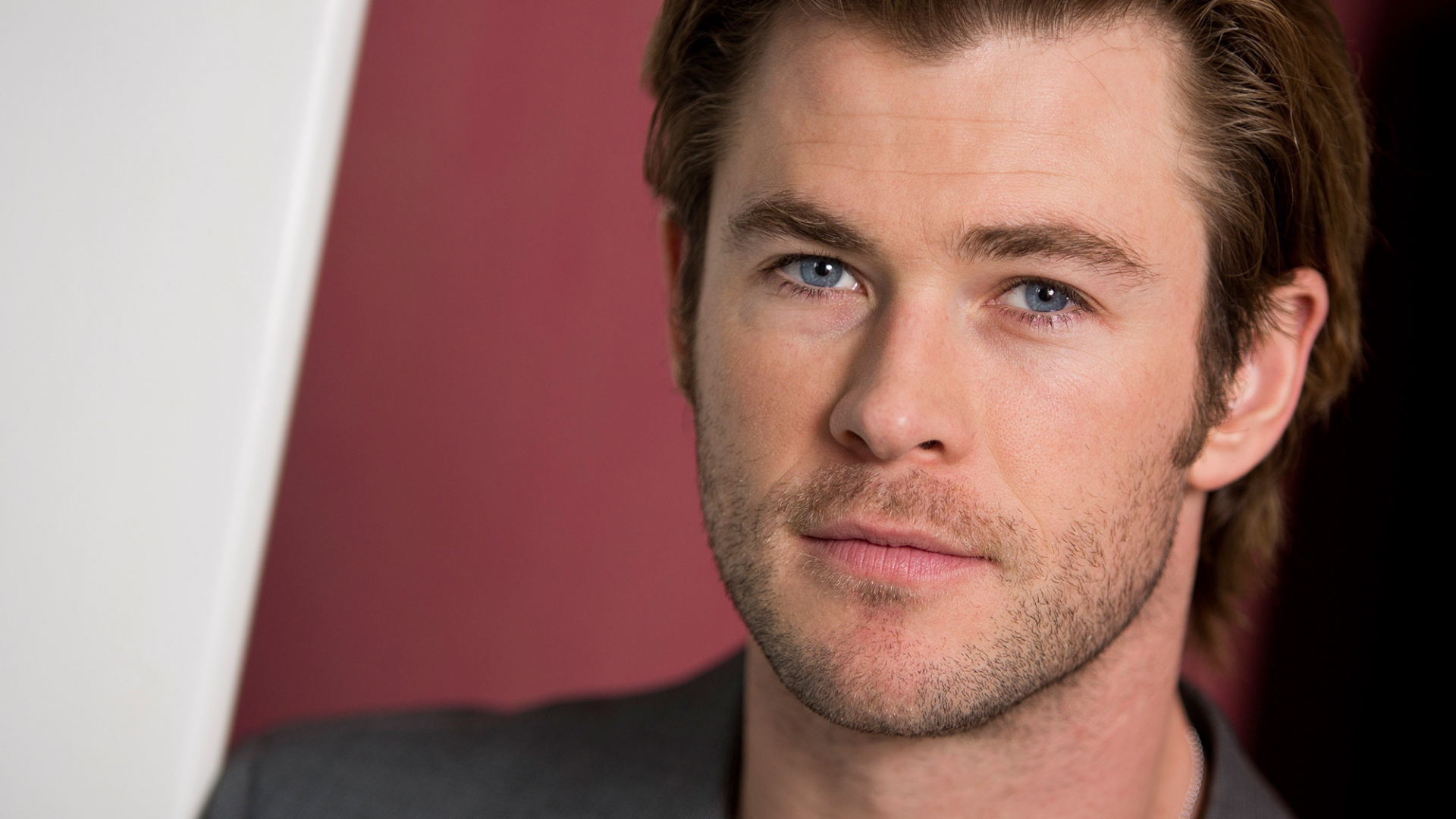 Chris Hemsworth Wallpapers Images Photos Pictures Backgrounds