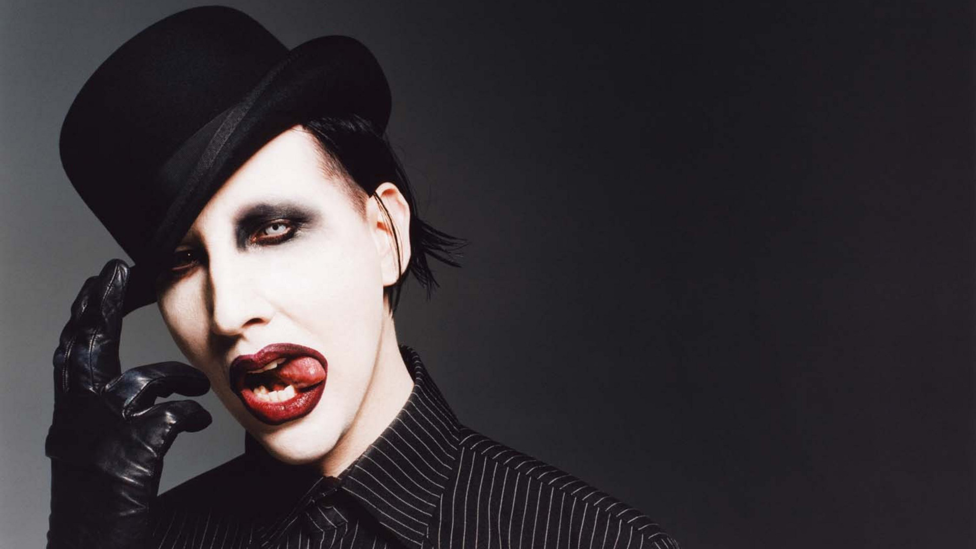 Kptallat a kvetkezre: „marilyn Manson background”