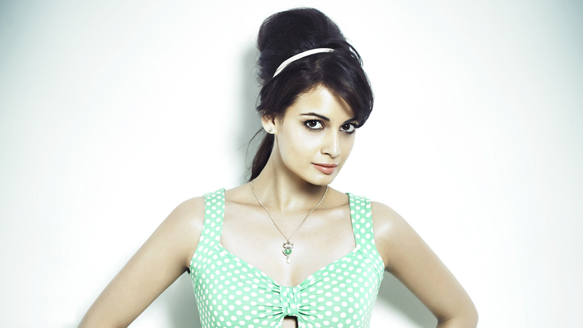 Dia Mirza Wallpapers Images Photos Pictures Backgrounds