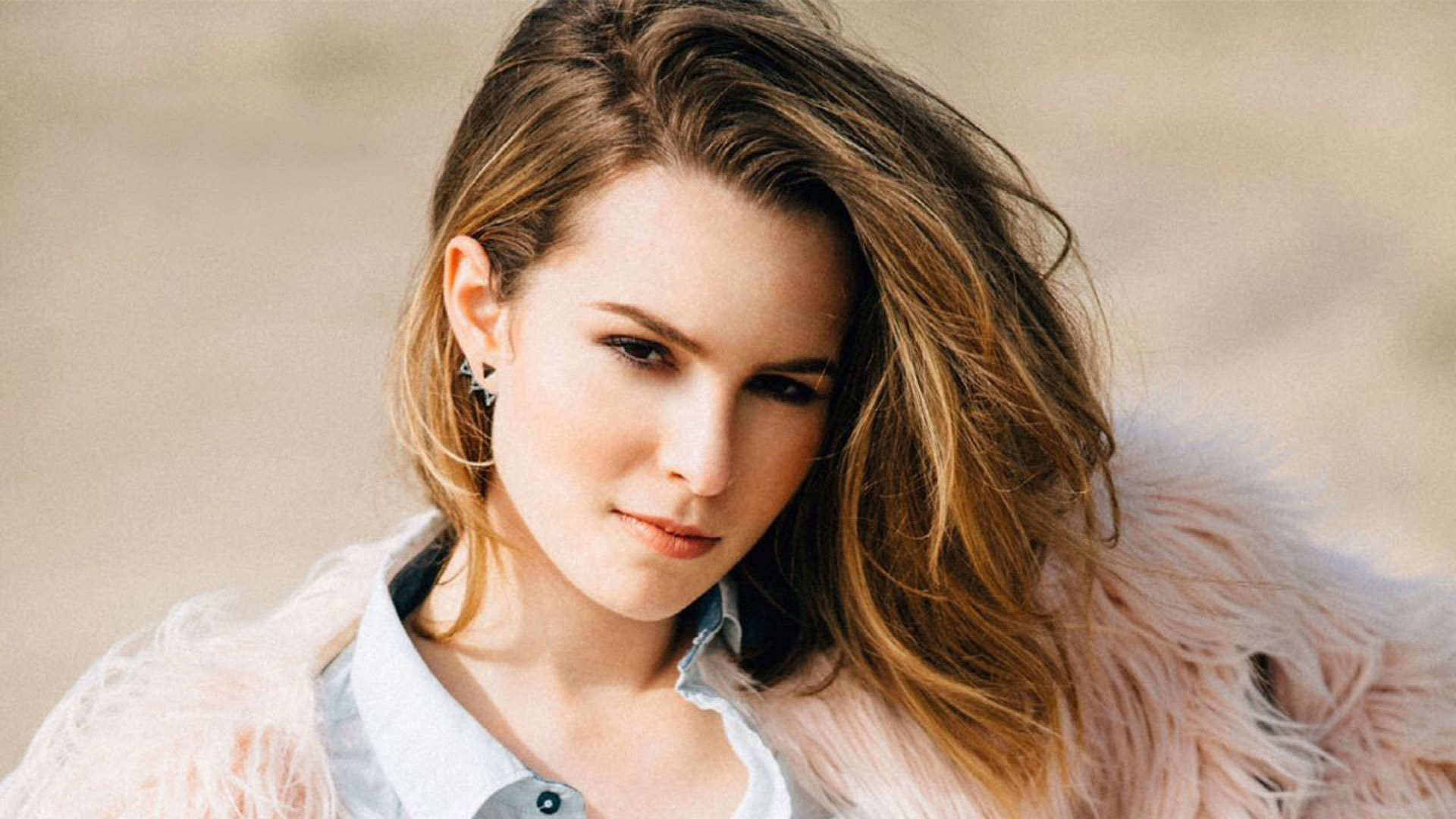 Bridgit Mendler Wallpapers Images Photos Pictures Backgrounds