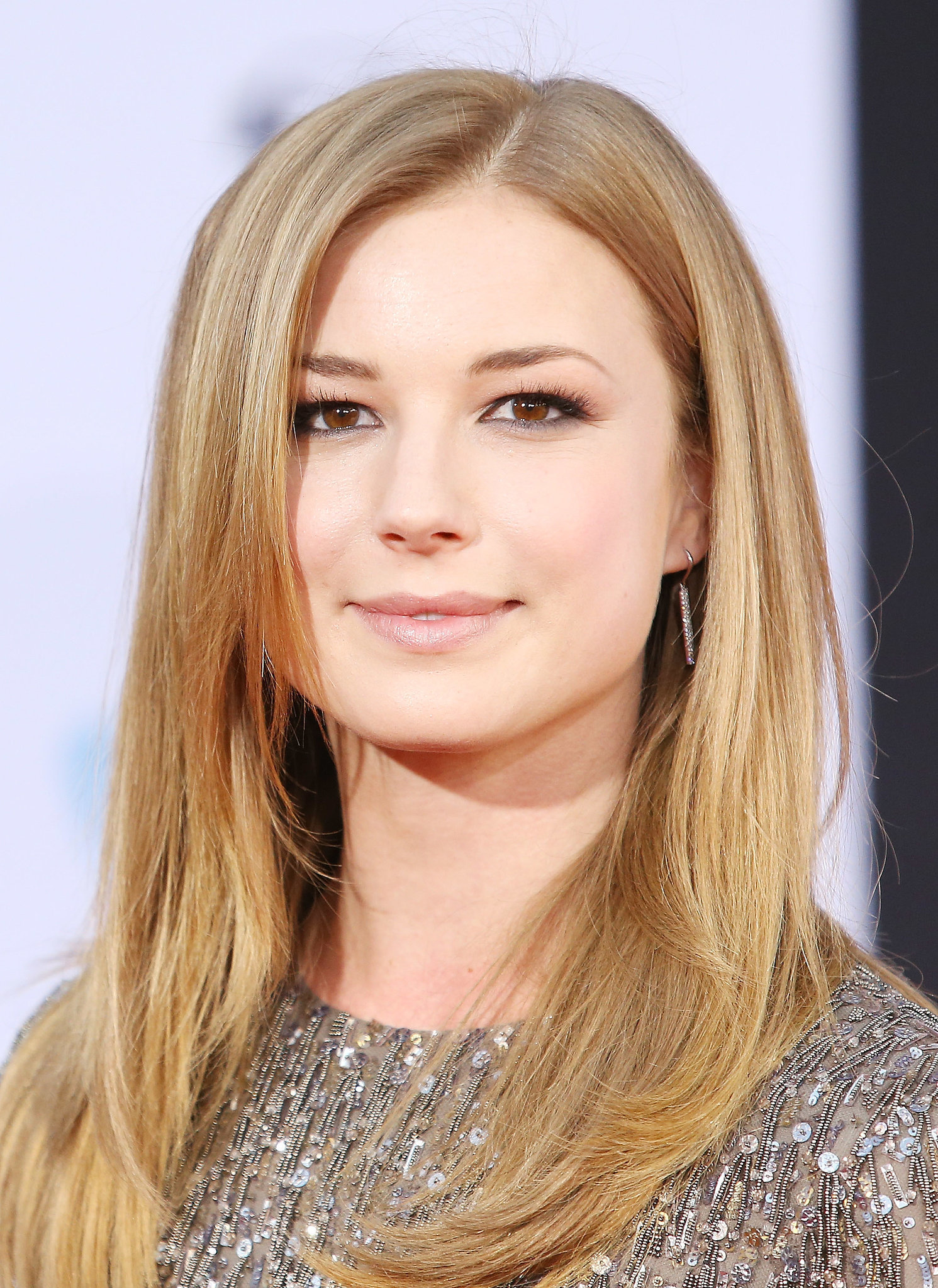 Emily VanCamp Iphone Sexy Wallpapers