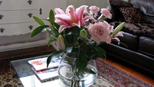Fresh Flowers As Coffee Table Accessories