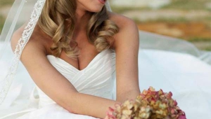 Wavy Long Blonde Bridal Hairstyle