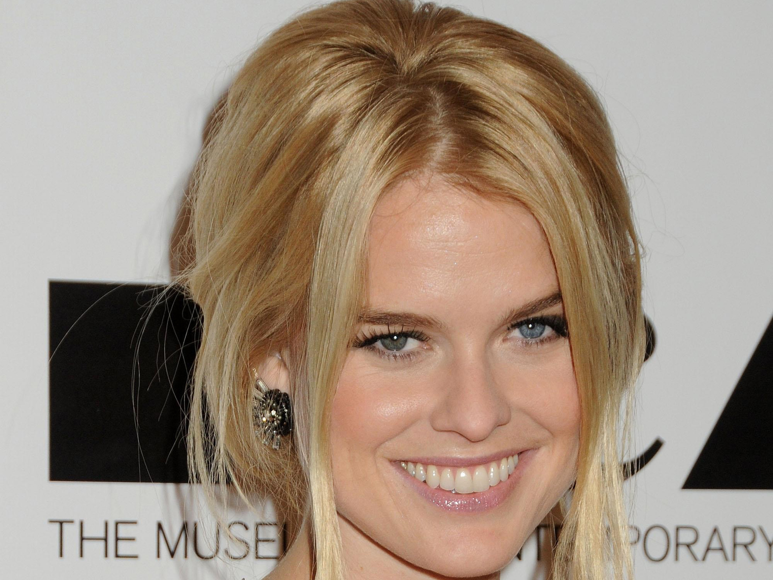 Alice Eve Wallpapers. 