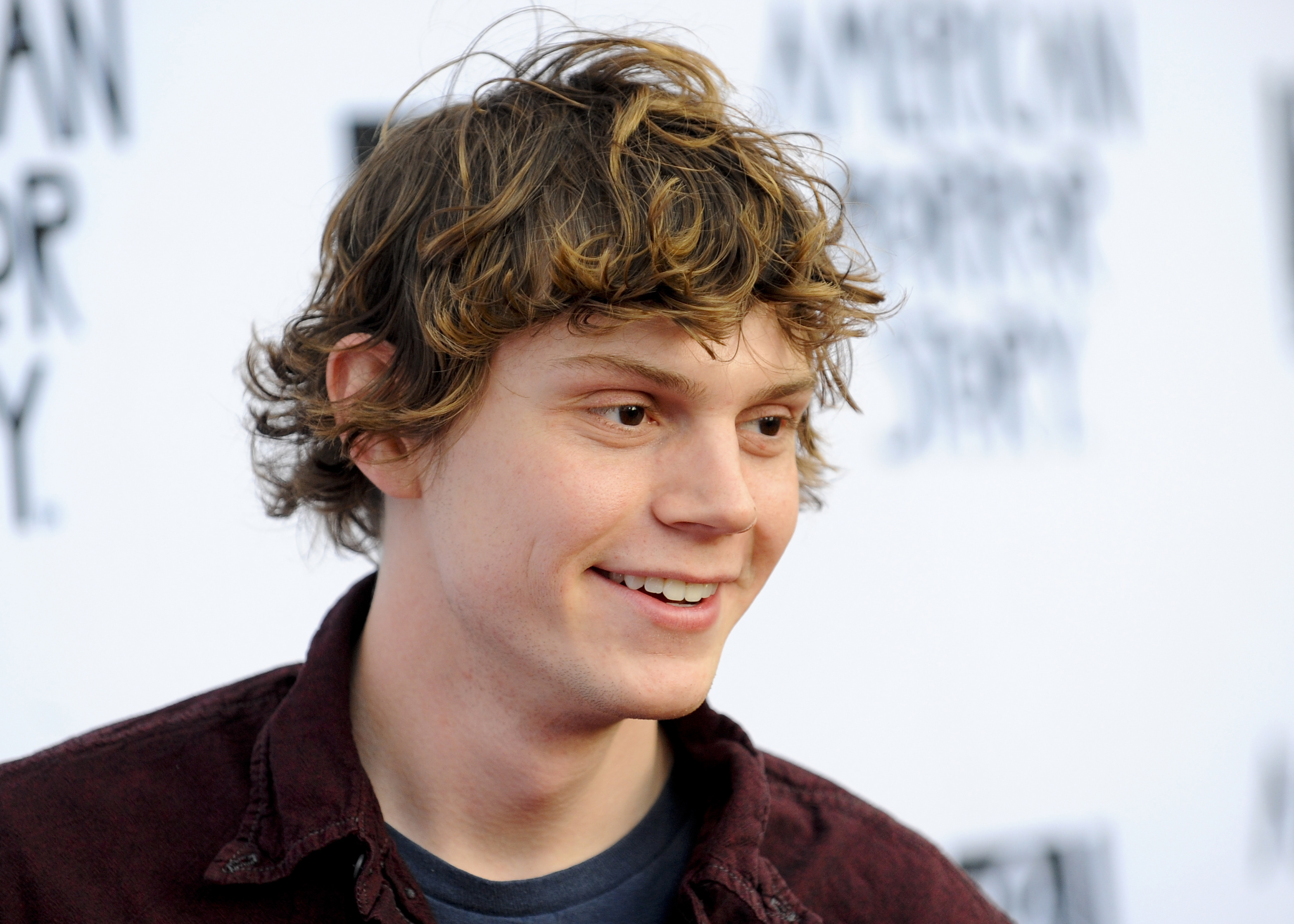 危険な  evan peters iphone 55s wallpaper  likereblog