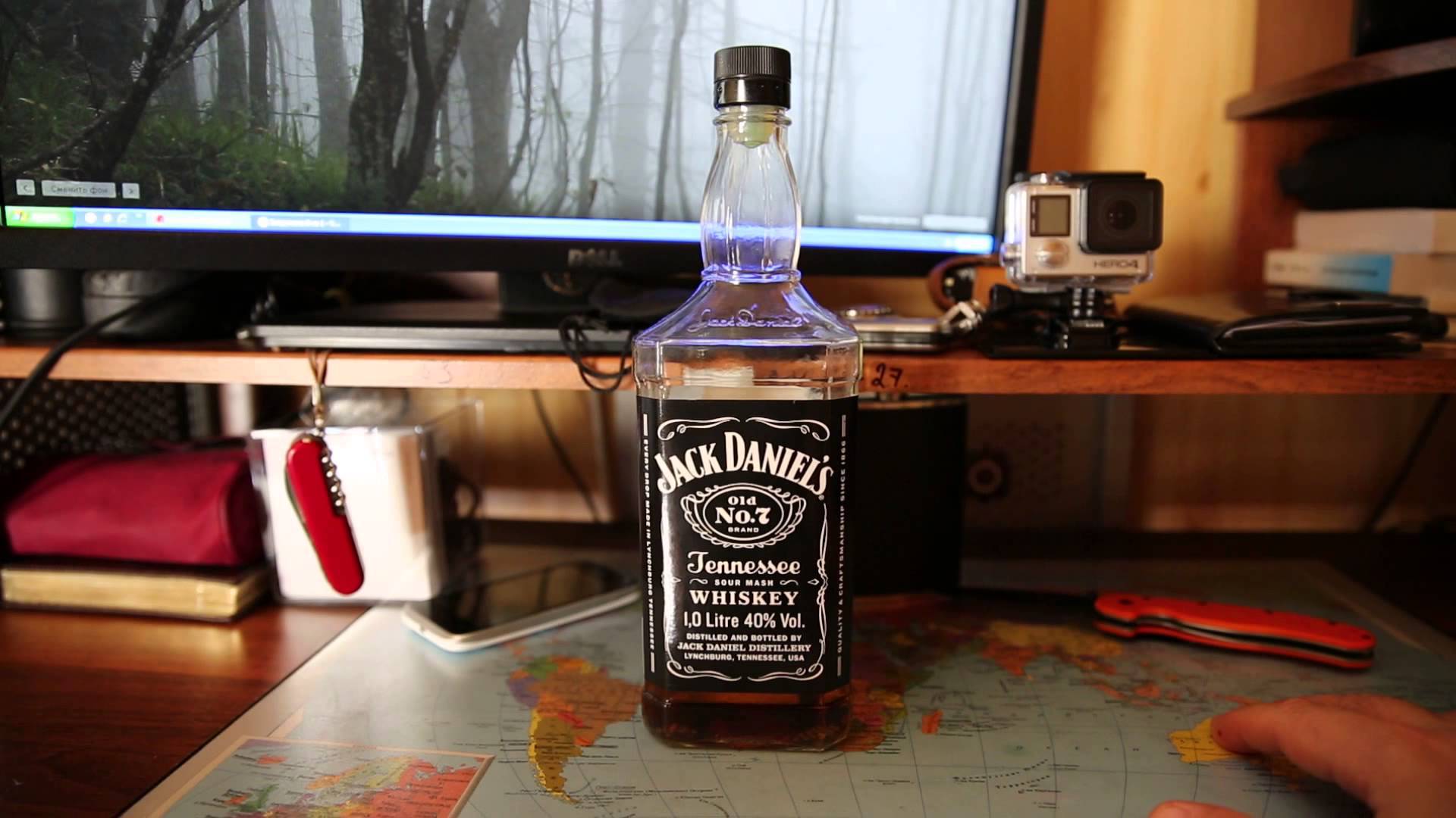 Пьем виски дома. Джек Дэниэлс 4 виски. Виски Джек Дэниэлс на столе. Джек Дэниэлс около компа. Виски на столе.