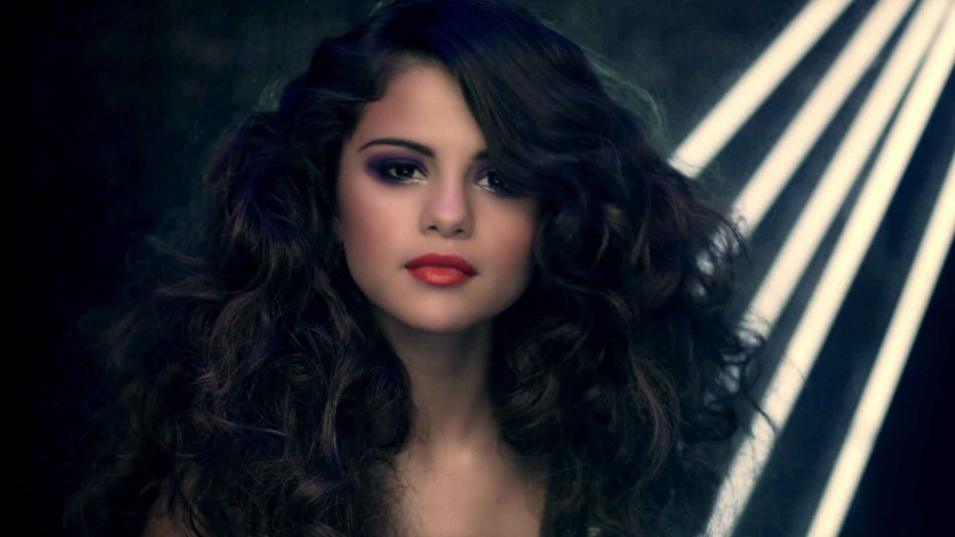 Selena Gomez & the Scene. Песня есть одна девушка на земле слушать