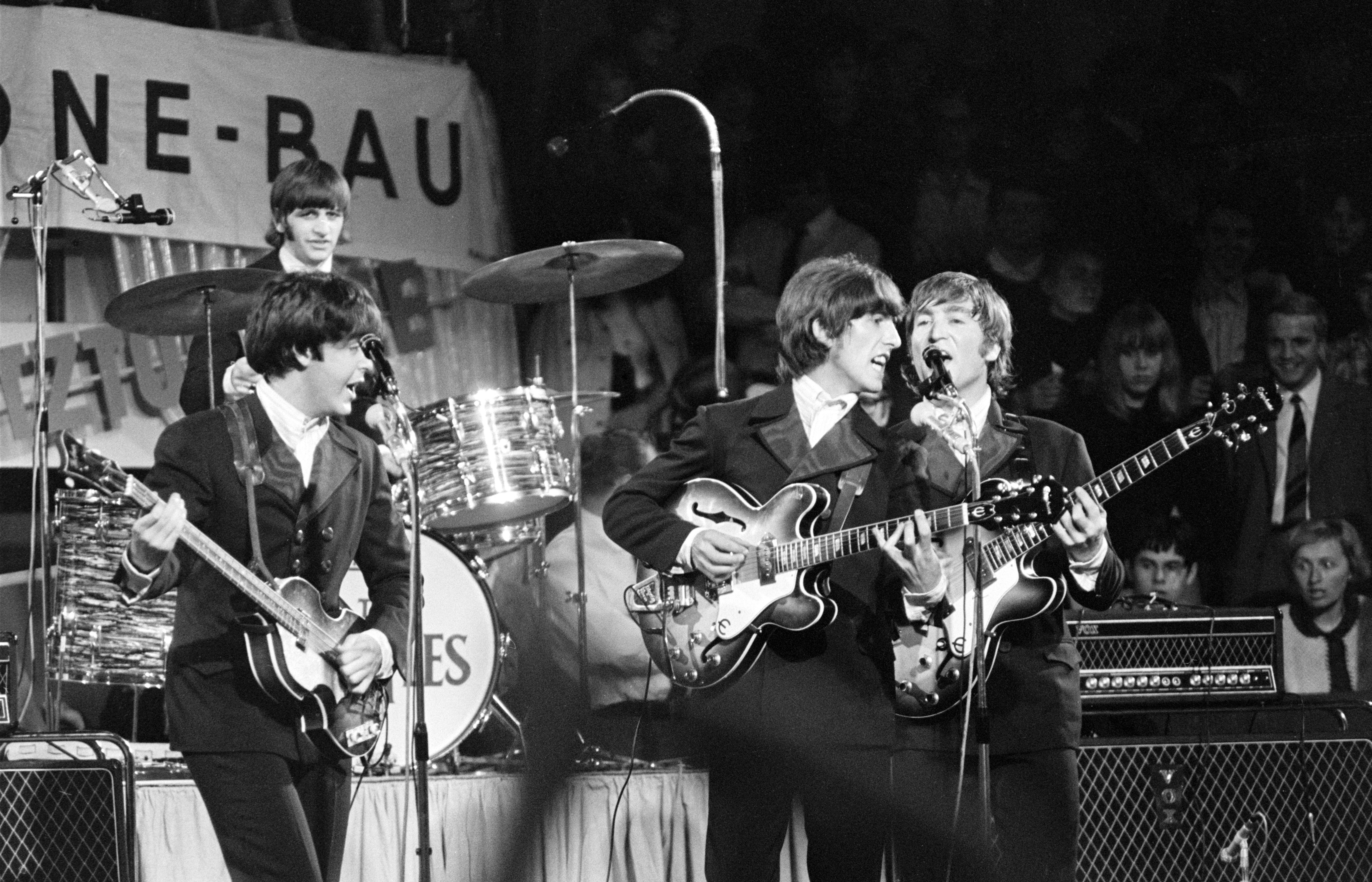 Группа на на первый концерт. Группа Битлз на сцене. Группа the Beatles 1960. The Beatles Live 1966. Группа Битлз Битломания.