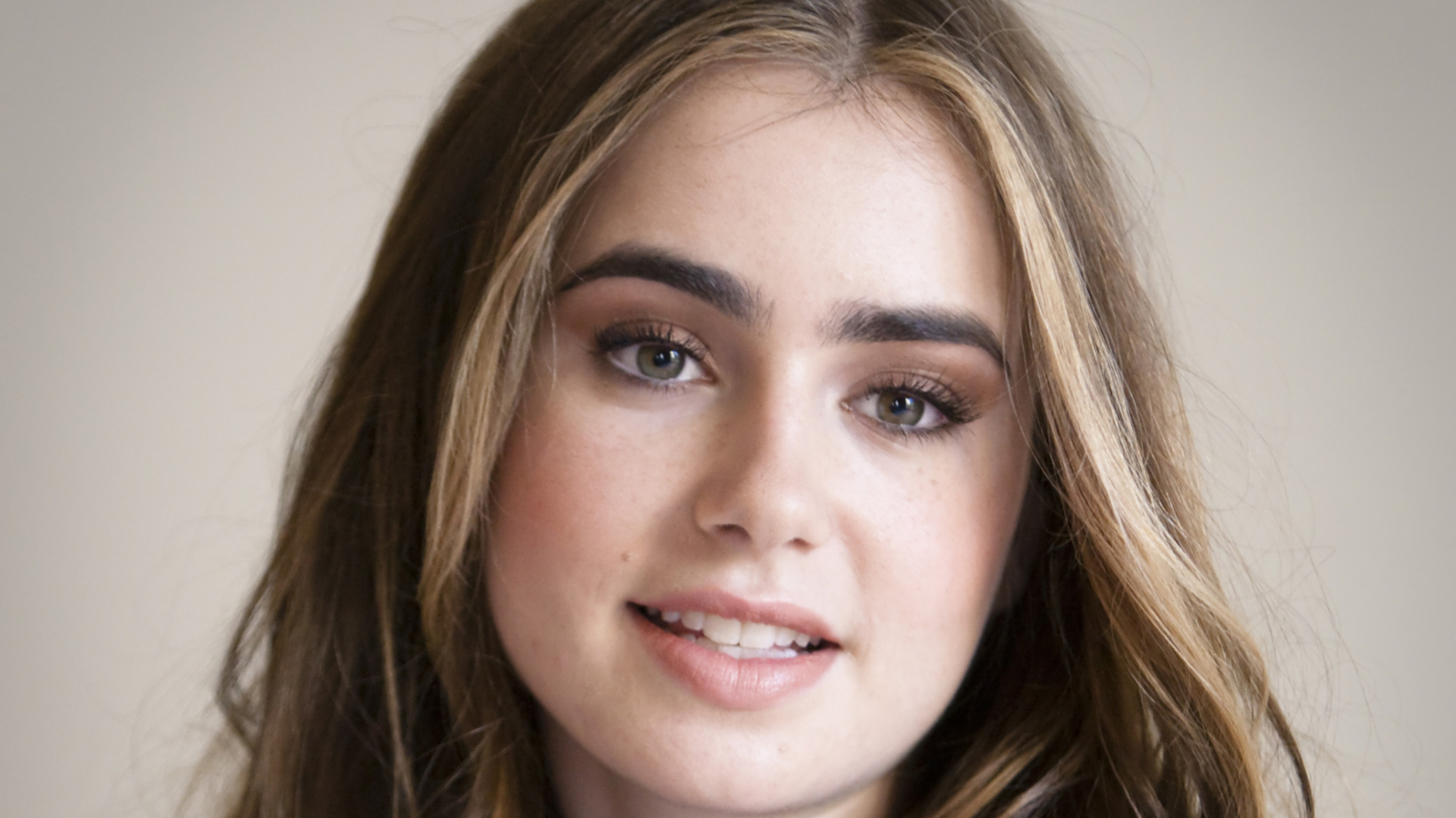 Pictures sexy lily collins 26 Exquisitely