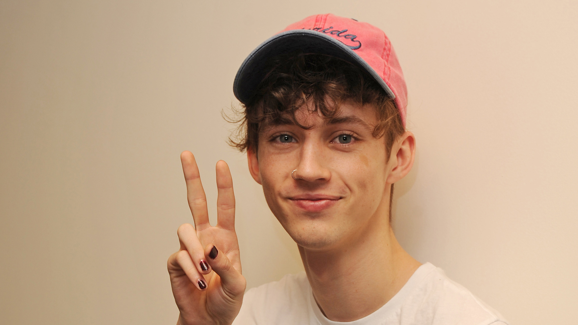 Troye Sivan Wallpapers Images Photos Pictures Backgrounds