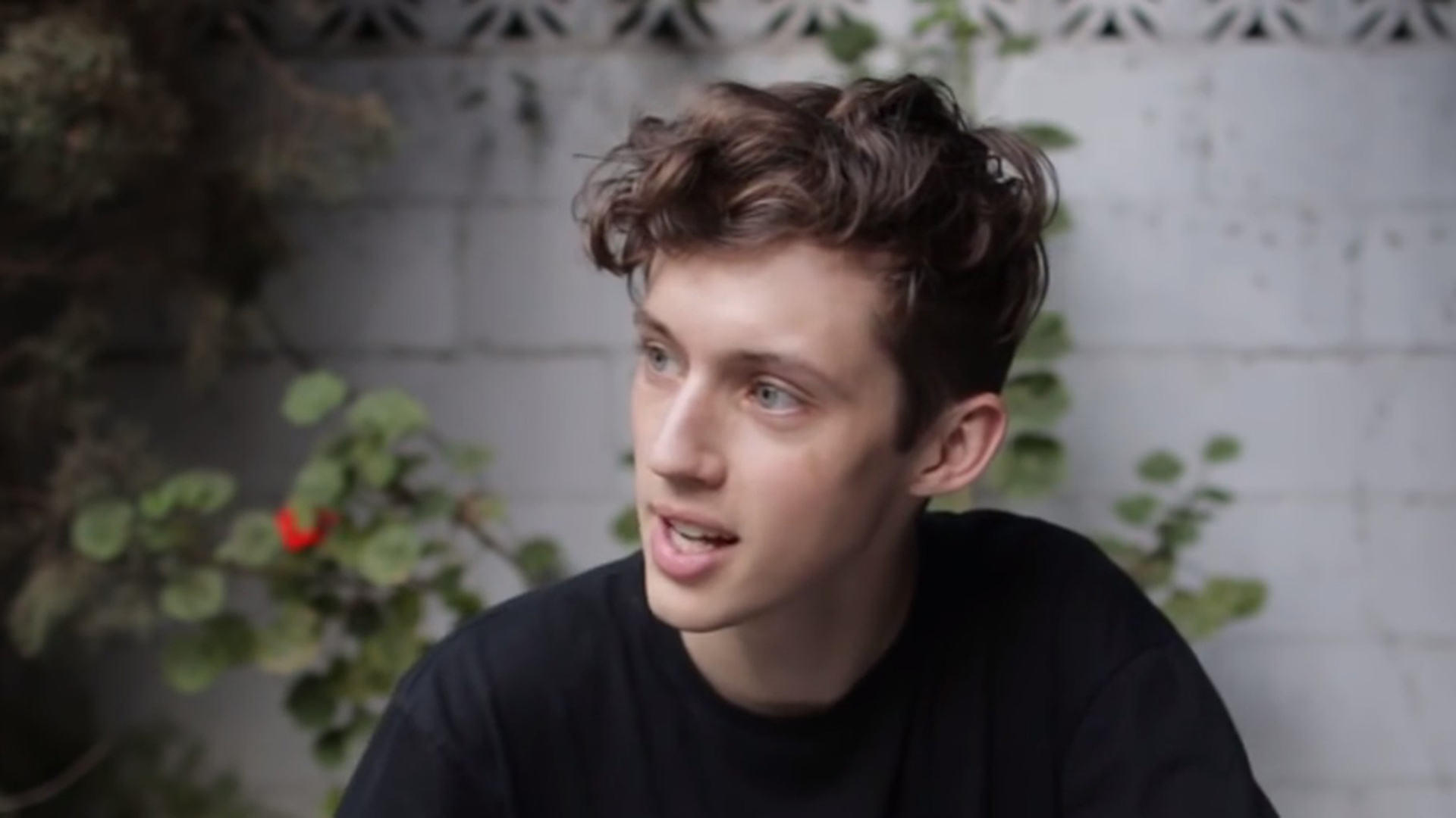 Troye Sivan Wallpapers Images Photos Pictures Backgrounds