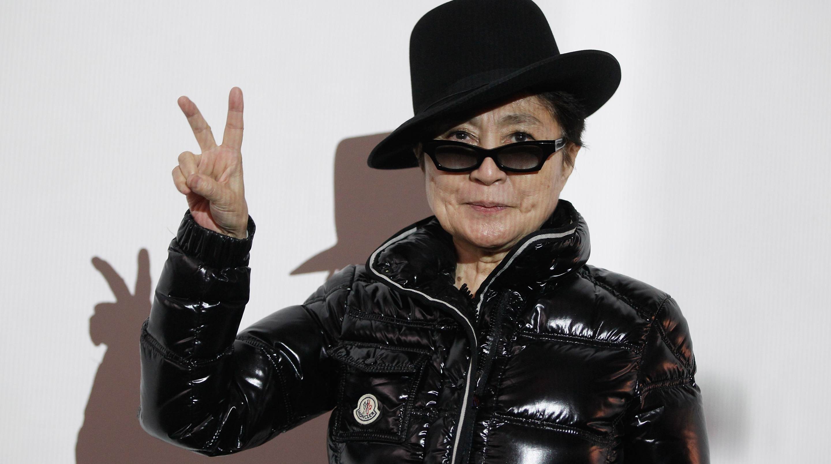 Вдова джона. Йоко оно. Yoko Ono. Йоко оно выставка.