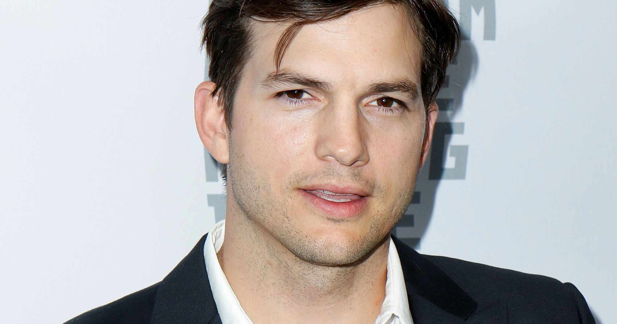 Эштон катчер фото. Эштон Катчер. Эштон Кутчер 2000. Christopher Ashton Kutcher. Эштон Катчер без челки.