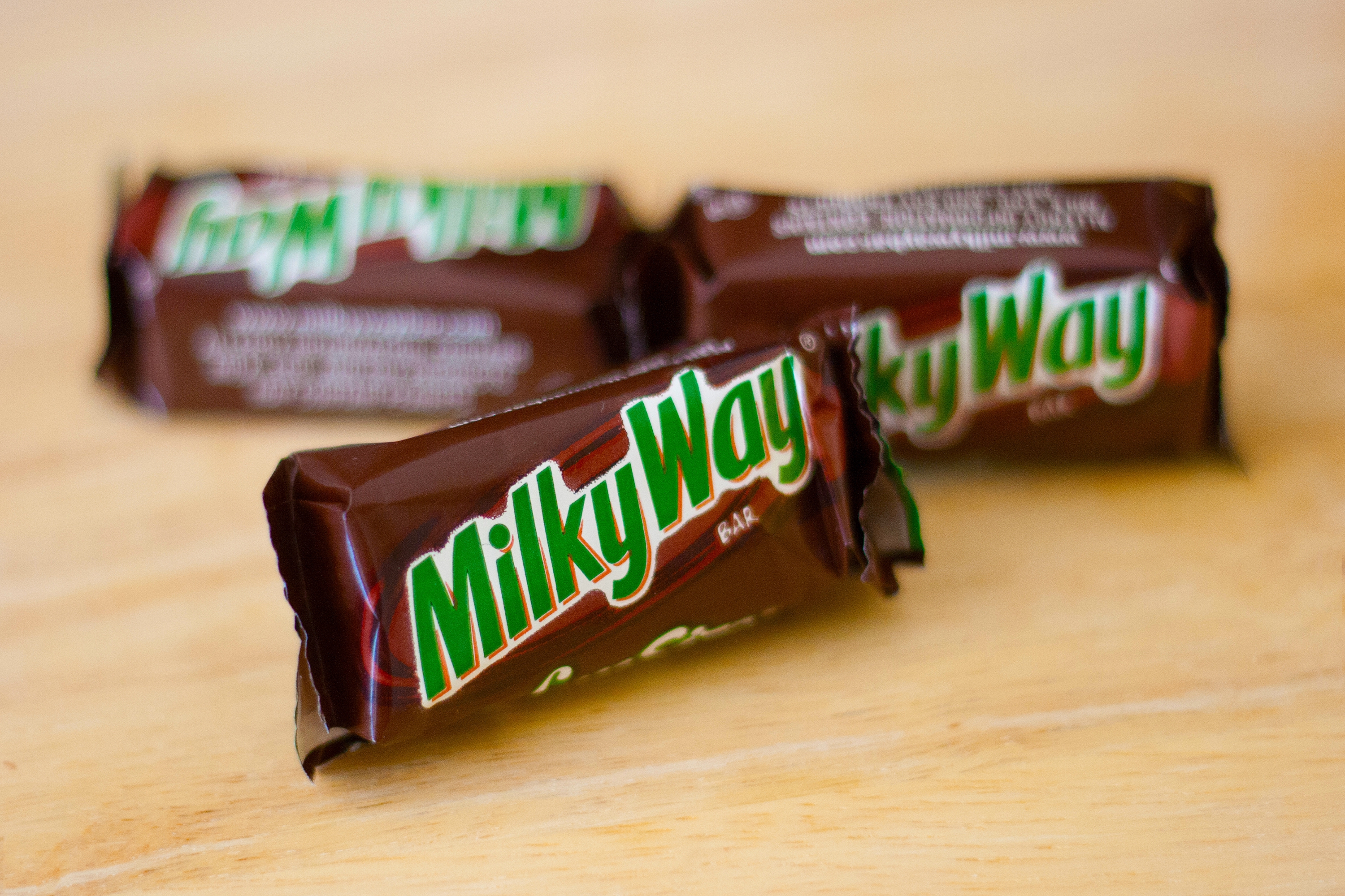 У саши была шоколадка 10 4. Топ 10 шоколадок. Нуга Милки Вэй. Марс шоколад. Milky way шоколад американский.
