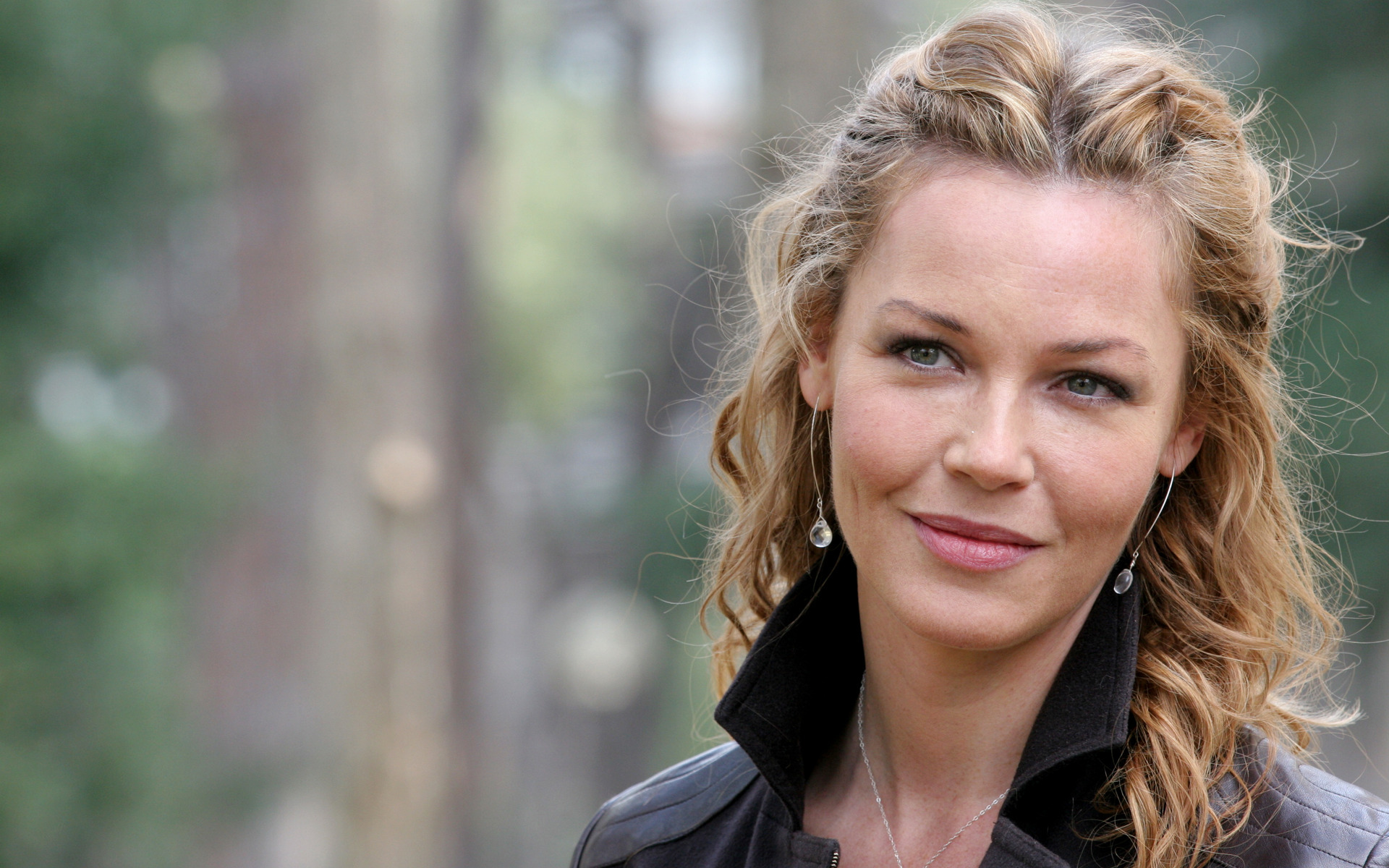 All Connie Nielsen wallpapers.