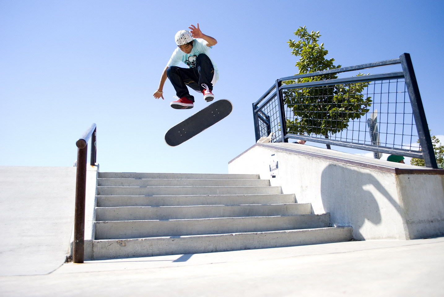 Skateboarding. Скейтеры. Скейтбордист в прыжке. Трюки на скейте. Скейт для трюков.